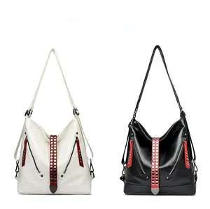 Comparaison de sacs style punk en similicuir blanc cassé et noir avec rivets en métal