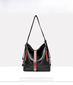 Vue de face du sac hobo en cuir PU noir avec rivets rouges et poches zippées en biais
