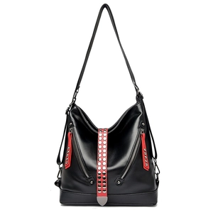 Sac à main en cuir noir pour femme avec lanières rouges et rivets argentés style punk