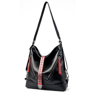 Sac bandoulière punk en cuir PU noir et rouge avec clous argentés et bandoulière large