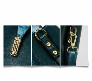 Dettaglio borsa a secchiello in pelle verde smeraldo con hardware dorato e goffrato