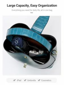 Dettaglio interno di una borsa a secchiello blu teal goffrata capiente per iPad e cosmetici