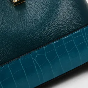 Dettaglio della borsa in pelle verde acqua con trama litchi e goffratura coccodrillo