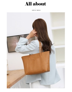 Vista dettagliata della borsa tote marrone capiente con motivo geometrico su modella