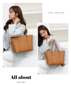 Grande borsa shopper marrone con motivo a scacchi elegante e texture in pelle stampata