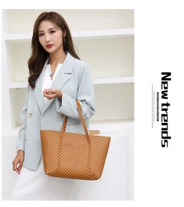 Borsa tote marrone con stampa geometrica portata da modella in blazer per uno stile urbano
