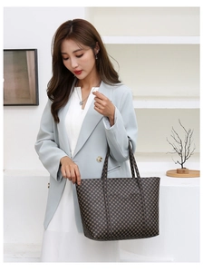 Vista dettagliata di una grande borsa tote marrone con stampa geometrica e modella