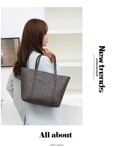 Dettaglio della borsa tote con motivo geometrico sulla spalla del modello in studio