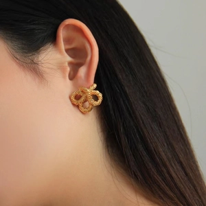 Élégantes boucles d'oreilles clous en nœud torsadé doré pour femmes au design vintage