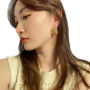 Golden irregular pleated lava C-shaped metal stud earrings for fashion accessories
