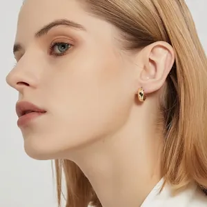 Boucles d'oreilles créoles dorées minimalistes pour femmes avec finition lisse