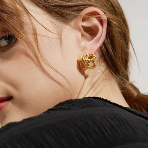 Boucles d'oreilles nœud doré avec texture de corde torsadée en cuivre poli chic