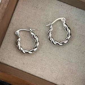 Boucles d'oreilles créoles torsadées argentées classiques avec finition polie miroir