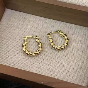 Boucles d'oreilles créoles torsadées dorées 18 carats dans un coffret cadeau en bois de luxe
