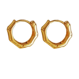 Elegant gold bamboo-shaped hoop earrings for women with minimalist minimalist style