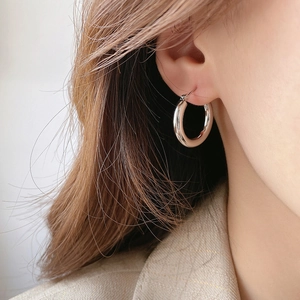 Eleganti orecchini a cerchio geometrici intrecciati in argento lucido per donna