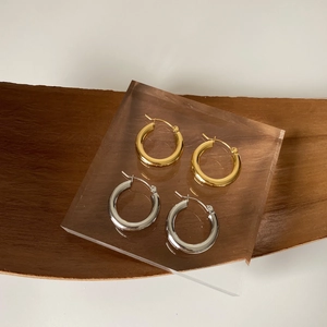 Orecchini a cerchio ritorti geometrici minimalisti placcati oro 18K e argento lucido