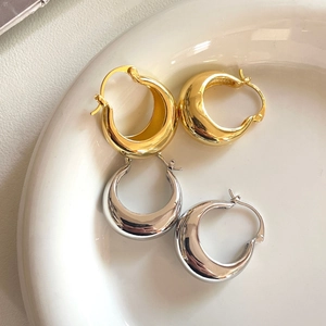 Boucles d'oreilles ovales épaisses en or 18 carats et argent sur plat céramique