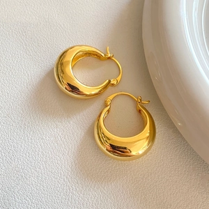 Boucles d'oreilles créoles bombées en plaqué or 18K avec finition miroir élégante