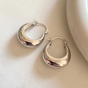 Boucles d'oreilles créoles ovales épaisses argentées au fini poli miroir chic