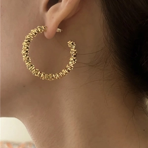 Grandes boucles d'oreilles créoles dorées élégantes avec un design texturé à ondes scintillantes