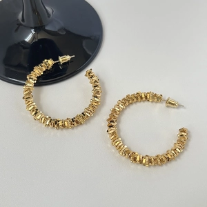 Boucles d'oreilles créoles dorées en C avec texture scintillante et finition rétro