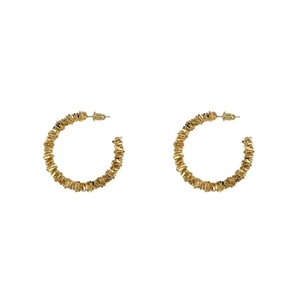 Grandes boucles d'oreilles créoles dorées en forme de C avec texture scintillante fine