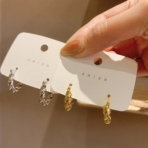 Boucles d'oreilles créoles torsadées plaquées or 18K en or et argent sur carte