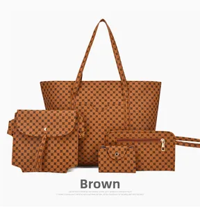 Dettaglio del set di 4 borse tote gialle con motivi geometrici e dettagli dorati