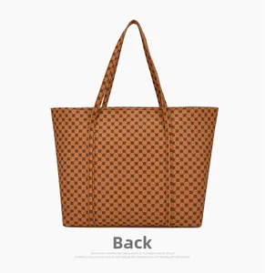 Vista posteriore di una grande borsa tote marrone con motivi geometrici neri ripetuti