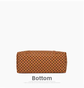 Dettaglio macro del fondo cucito rinforzato di una borsa shopper marrone con monogramma
