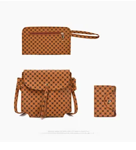 Set dettagliato di tre borse marroni stampate con borsa a tracolla e pochette da polso