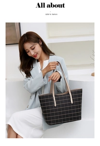 Sac fourre-tout noir à carreaux porté par un mannequin dans un style chic et élégant