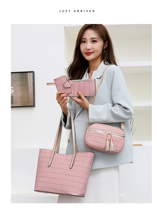 Ensemble de sacs à carreaux roses comprenant un grand cabas et une bandoulière à glands