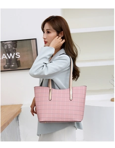 Grand sac cabas à carreaux roses porté par un mannequin dans un intérieur moderne