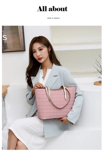 Photo lifestyle d'un grand sac cabas à carreaux roses porté par un mannequin