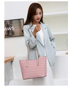 Détail d'un sac cabas à carreaux roses avec anses beiges dans un cadre moderne chic