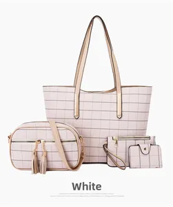 Détail d'un ensemble de 4 sacs à carreaux comprenant un grand cabas et une bandoulière