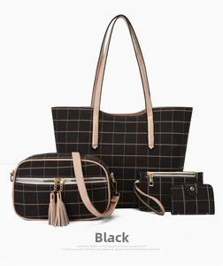 Détail d'un ensemble de 4 sacs à main noirs à carreaux avec cabas et pochette assortie