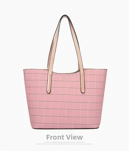 Vue de face du sac cabas rose avec motif à carreaux blancs et doubles anses en similicuir
