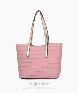 Vue latérale d'un sac cabas à carreaux roses avec anses beige clair et boucles en métal