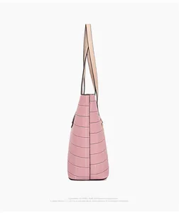 Vue de profil d'un grand sac cabas rose à carreaux avec poignées fines élégantes