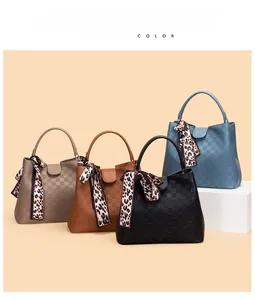 Vue détaillée du motif à damier et de l'écharpe léopard sur des sacs à main de luxe