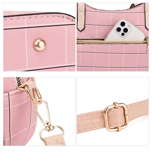Détails du sac à main à carreaux rose avec clous de protection et bandoulière réglable