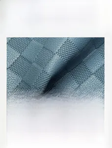 Détail en cuir PU bleu avec motif à carreaux gaufré et texture à grain fin