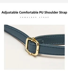 Détail de la bandoulière réglable en cuir PU bleu avec boucle en métal doré poli