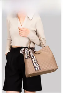 Détail du sac cabas gaufré à damier avec foulard léopard et pieds en métal doré