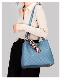 Sac cabas bleu à texture tissée, foulard léopard à l'anse et clous de fond en métal