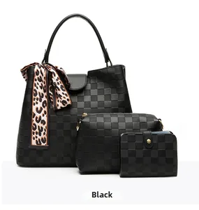 Détail de l'ensemble sac à main noir à damier gaufré avec foulard en soie léopard