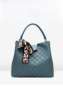 Vue de face du sac cabas sarcelle avec texture quadrillée et foulard léopard sur l'anse